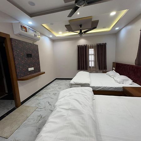 Shree Trilokeshwar Guest House اوجاين المظهر الخارجي الصورة