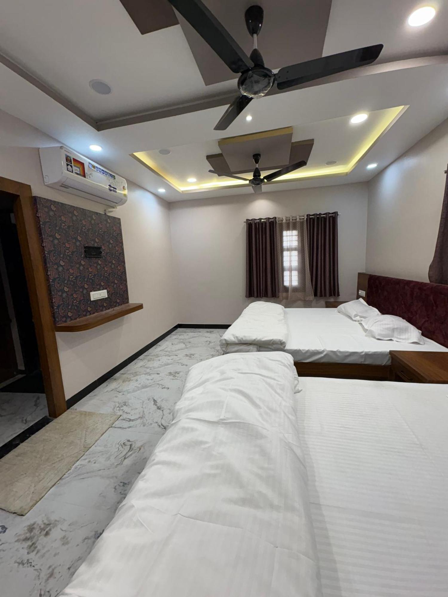 Shree Trilokeshwar Guest House اوجاين المظهر الخارجي الصورة