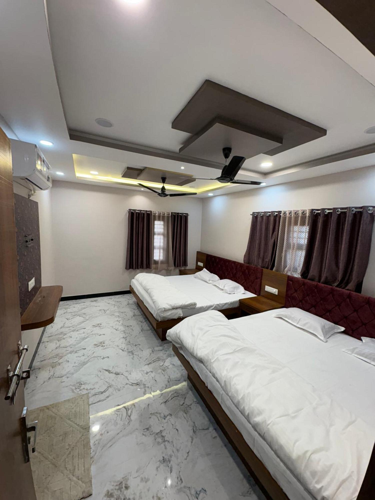 Shree Trilokeshwar Guest House اوجاين المظهر الخارجي الصورة